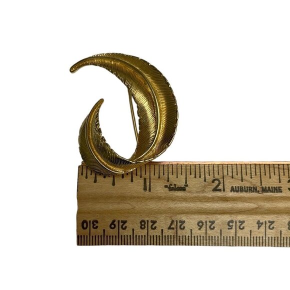 Gold Tone Curved Feather Brooch Large Leaf Pin Gold Fashion Jewelry - Picture 3 of 7